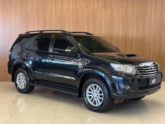 TOYOTA HILUX SW4 3.0 SRV 4X4 7 LUGARES 16V TURBO INTERCOOLER DIESEL 4P AUTOMÁTICO